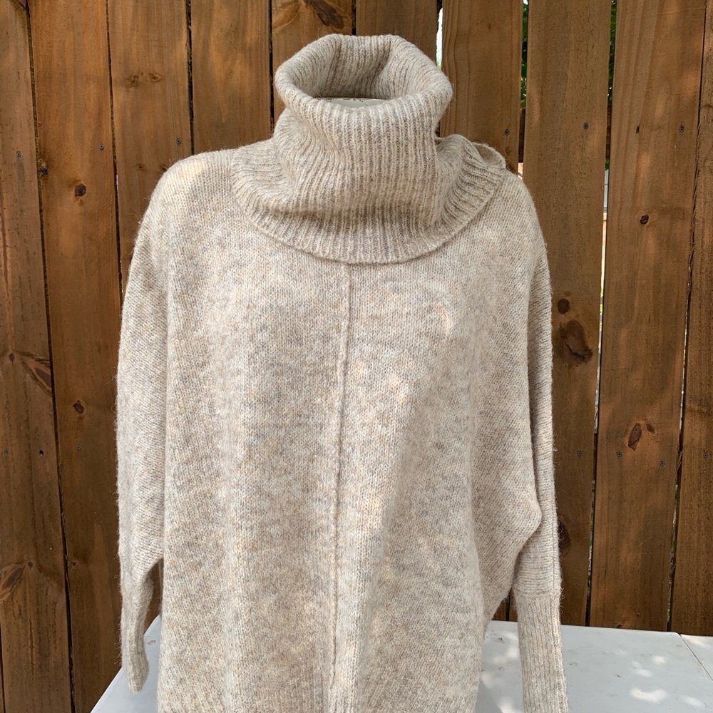NWOT Ruby Moon sweater size Small.